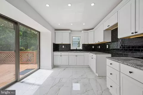 Entry Way - 2310 S Cuthbert Dr, Lindenwold, NJ 08021 photo 2 of 3