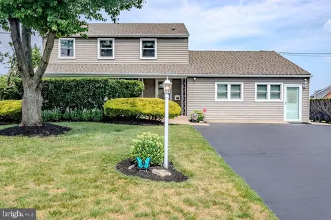 2 Bellows Ln, Cherry Hill, NJ 08002