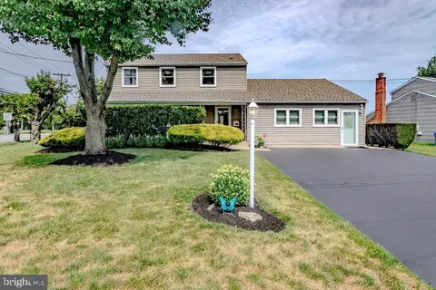 2 Bellows Ln, Cherry Hill, NJ 08002
