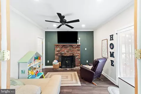 Entry Way - 21 Grant Dr, Clementon, NJ 08021 photo 4 of 7