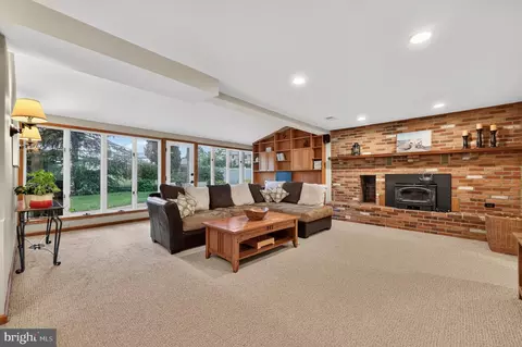 14 Lamp Post Ln, Cherry Hill, NJ 08003