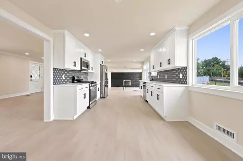 4 Bellows Ln, Cherry Hill, NJ 08002