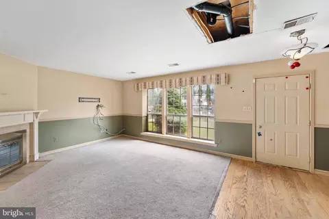 Living - 5 Glenn Alpine Ct, Clementon, NJ 08021 photo 2 of 5