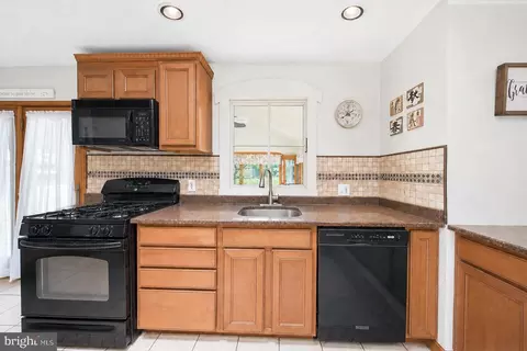 Kitchen - 23 Summit Ave, Berlin, NJ 08009 photo 4 of 4