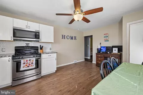 Entry Way - 704 W Evesham Rd, Glendora, NJ 08029 photo 6 of 8