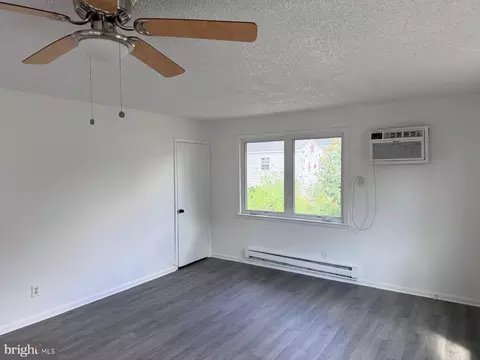 Living - 194 Elmtowne Blvd, Hammonton, NJ 08037 photo 2 of 4