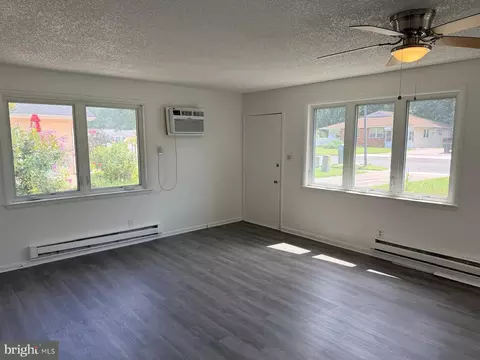 Living - 194 Elmtowne Blvd, Hammonton, NJ 08037 photo 3 of 4