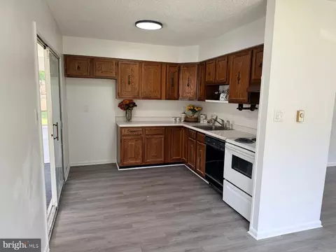 Kitchen - 194 Elmtowne Blvd, Hammonton, NJ 08037 photo 2 of 3