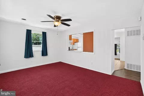 Living - 452 9th Ave, Lindenwold, NJ 08021 photo 2 of 3