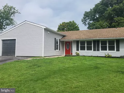 48 Pershing Ln, Sicklerville, NJ 08081
