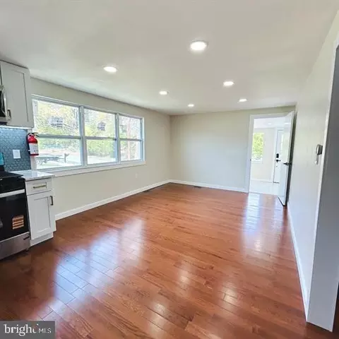 Living - 352 Roosevelt Ave, Lindenwold, NJ 08021 photo 3 of 3