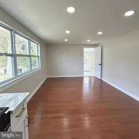 Living - 352 Roosevelt Ave, Lindenwold, NJ 08021 photo 2 of 3