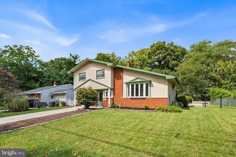 611 Pasadena Dr, Magnolia, NJ 08049