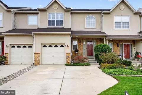 81 Glacier Dr, Berlin, NJ 08009