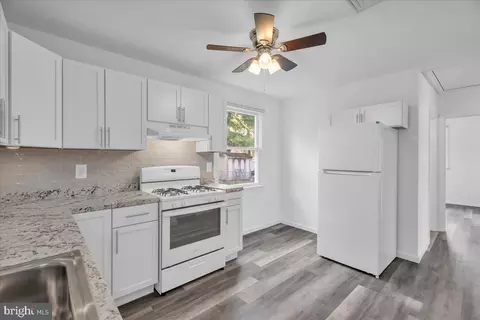 Entry Way - 436 10th Ave, Lindenwold, NJ 08021 photo 1 of 3