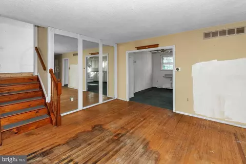 Entry Way - 16 Constitution Rd, Clementon, NJ 08021 photo 2 of 9