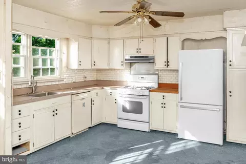 Kitchen - 16 Constitution Rd, Clementon, NJ 08021 photo 2 of 4