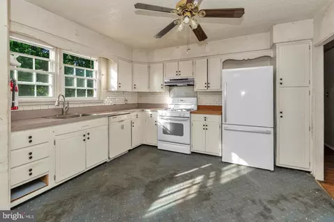 Kitchen - 16 Constitution Rd, Clementon, NJ 08021 photo 3 of 4