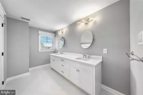 Bath - 1005 Dune Dr, Avalon, NJ 08202 photo 6 of 7