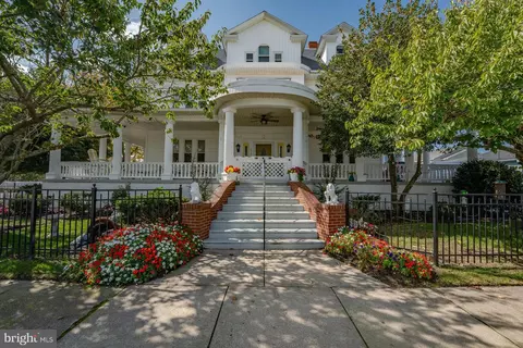 216 E Fern Rd, Wildwood Crest, NJ 08260
