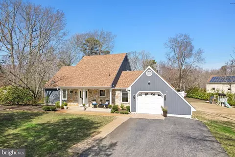 7 Inlet Ter, Ocean View, NJ 08230