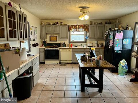 6 Brittany St, Mantua, NJ 08051