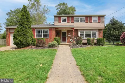 59 Greenwood Dr, Blackwood, NJ 08012