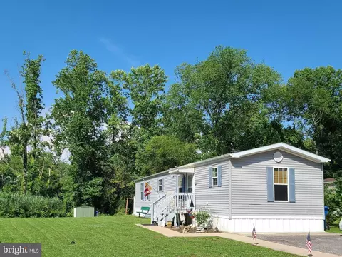 638 Newport Dr, Mullica Hill, NJ 08062
