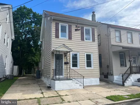 38 Chestnut St, Woodbury, NJ 08096
