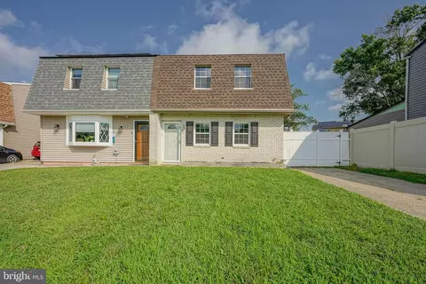 21 Fomalhaut Ct, Blackwood, NJ 08012