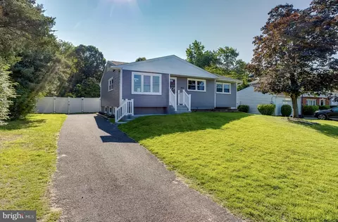 102 Barclay Dr, Blackwood, NJ 08012