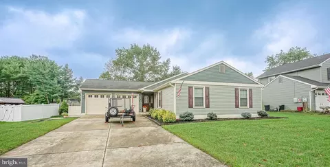 819 Richmond Dr, Sicklerville, NJ 08081