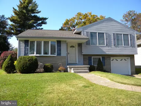 60 Holly Dr, West Deptford, NJ 08096