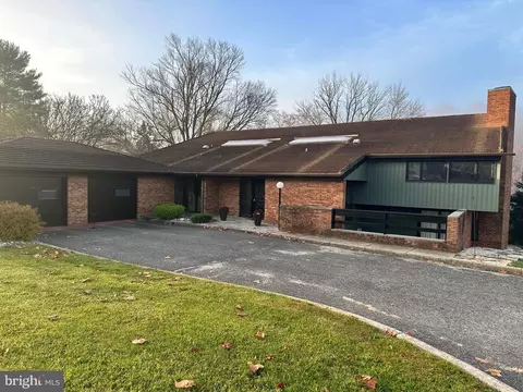 547 Lakeview Dr, Swedesboro, NJ 08085