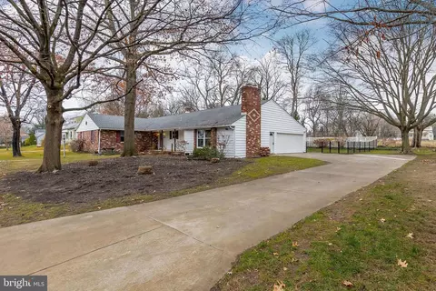 18 Chatham Ln, Mullica Hill, NJ 08062