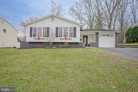18 Sheffield Ln, Blackwood, NJ 08012