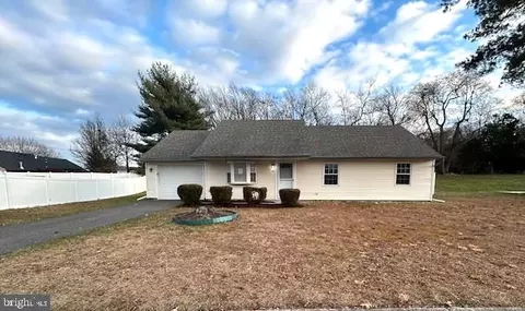 533 Greenbriar Dr, Williamstown, NJ 08094