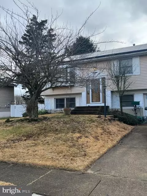 28 Greenwood Dr, Blackwood, NJ 08012