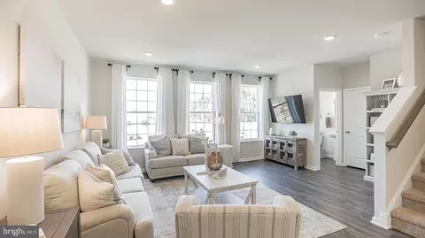 511 N Palace Dr, Glassboro, NJ 08028