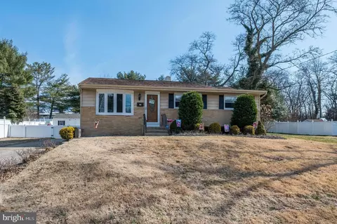 16 Barclay Dr, Blackwood, NJ 08012