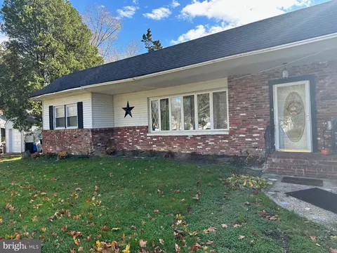 32 Cross Keys Ave, Williamstown, NJ 08094