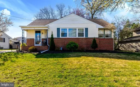 9 Riviera Dr, West Deptford, NJ 08096