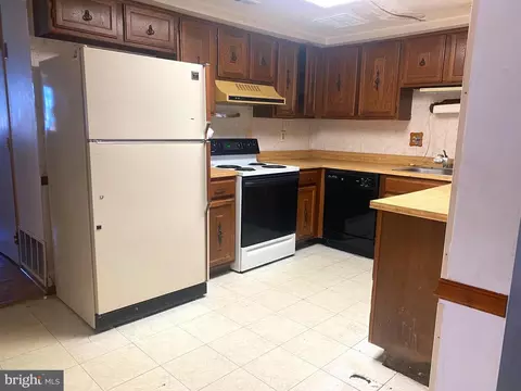33 Hamilton St, Swedesboro, NJ 08085