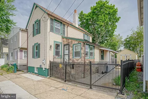 3 Queen St, Paulsboro, NJ 08066