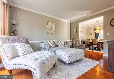 Living - 307 Patsy Ct, West Deptford, NJ 08066 photo 2 of 7
