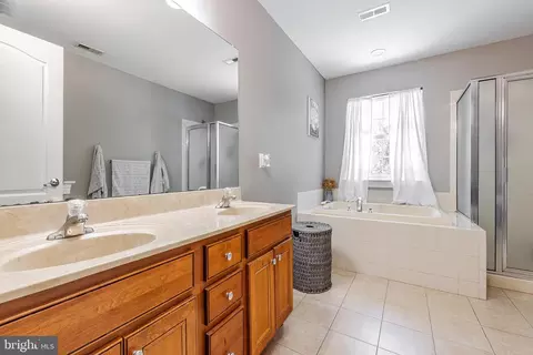 Bath - 307 Patsy Ct, West Deptford, NJ 08066 photo 3 of 4