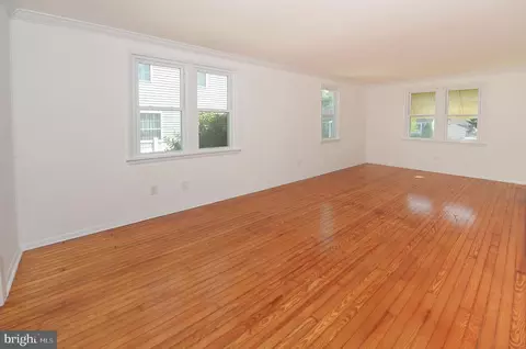 Living - 827 Lincoln Ave, Pitman, NJ 08071 photo 2 of 4