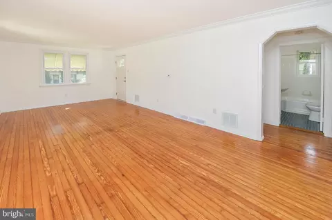 Living - 827 Lincoln Ave, Pitman, NJ 08071 photo 1 of 4