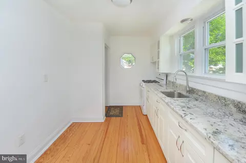 Entry Way - 827 Lincoln Ave, Pitman, NJ 08071 photo 2 of 4