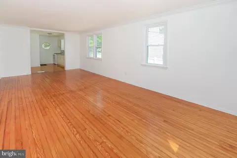Living - 827 Lincoln Ave, Pitman, NJ 08071 photo 3 of 4